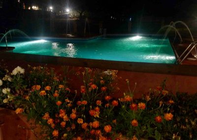 piscina-de-noche-aldeavetonia